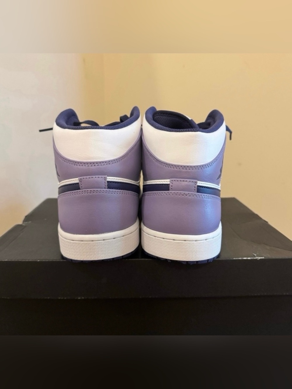 Air Jordan 1 Mid (13 M) - Picture 3 of 5